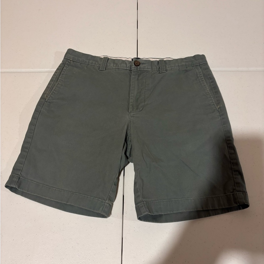 J Crew Gray Green Flat Front Chino Casual Preppy Shorts Men’s 33 Inseam 9”